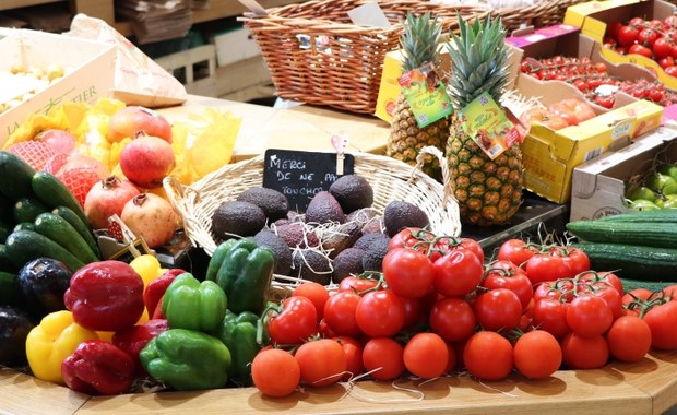 Szczególnie zdrowe są świeże owoce i warzywa o intensywnych barwach. Kolorowe rzodkiewki, papryki, truskawki czy borówki zapewniają nam najwięcej składników odżywczych.