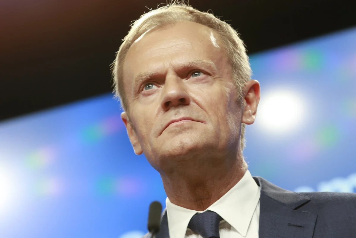 ​Szef Rady Europejskiej Donald Tusk stawi się w czwartek o godz. 10 w prokuraturze - potwierdził członek gabinetu szefa Rady Europejskiej, były rzecznik rządu Paweł Graś.  Chodzi o śledztwo dotyczące m.in. nieprawidłowości przy sekcjach zwłok ofiar katastrofy smoleńskiej. Przewodniczący RE przyjedzie do Warszawy samochodem. Zwolennicy byłego premiera zapowiadają jednak tzw. wielki spacer przed prokuraturą na ul. Rakowieckiej. 