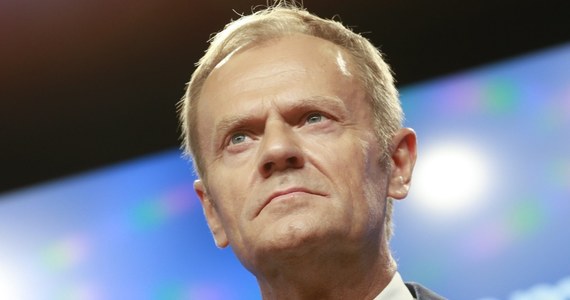 ​Szef Rady Europejskiej Donald Tusk stawi się w czwartek o godz. 10 w prokuraturze - potwierdził członek gabinetu szefa Rady Europejskiej, były rzecznik rządu Paweł Graś.  Chodzi o śledztwo dotyczące m.in. nieprawidłowości przy sekcjach zwłok ofiar katastrofy smoleńskiej. Przewodniczący RE przyjedzie do Warszawy samochodem. Zwolennicy byłego premiera zapowiadają jednak tzw. wielki spacer przed prokuraturą na ul. Rakowieckiej. 