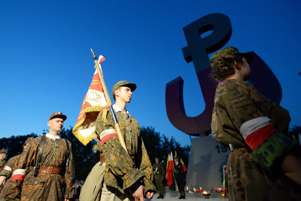 Jeśli jest jakaś rocznica w istocie smutnego i tragicznego wydarzenia, która naprawdę potrafi nas ostatnio natchnąć jakimś optymizmem, to jest to rocznica Powstania Warszawskiego, wokół której tworzy się coraz bardziej imponująca, radosna tradycja. I można oczekiwać, że owa tradycja będzie się jeszcze umacniać. Mówiąc o "nas" popełniam tu oczywiście pewne nadużycie, jest bowiem znacząca grupa Polaków, którzy owego optymizmu nie podzielają. "Nas" jest jednak coraz więcej, a w kontekście tego o czym chce pisać, opinia "onych" obchodzi mnie jakby mniej.