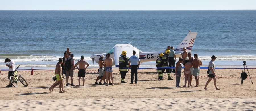 ​Dwie osoby zginęły na skutek awaryjnego lądowania niewielkiego samolotu na pełnej ludzi plaży Sao Joao de Caparica zlokalizowanej zaledwie 30 kilometrów od Lizbony - podały portugalskie media. Obie ofiary śmiertelne to plażowicze: 50-letni mężczyzna i 8-letnia dziewczynka. Dwie osoby, które leciały samolotem, zabrała policja. Są obecnie przesłuchiwani.