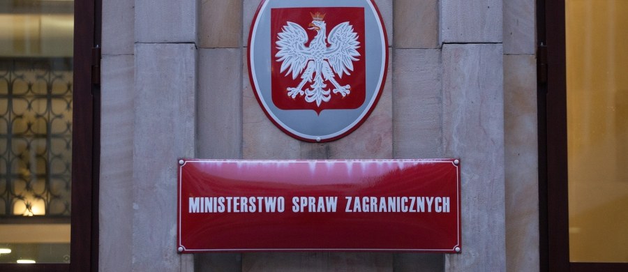 ​MSZ przyjęło nowe motto. Jest to fragment przysięgi żołnierzy Armii Krajowej: "Być wiernym Ojczyźnie mej, Rzeczpospolitej Polskiej" - poinformowały służby prasowe resortu dyplomacji. Dotychczasowym mottem ministerstwa było: "Polsce - służyć, Europę - tworzyć, świat - rozumieć".
