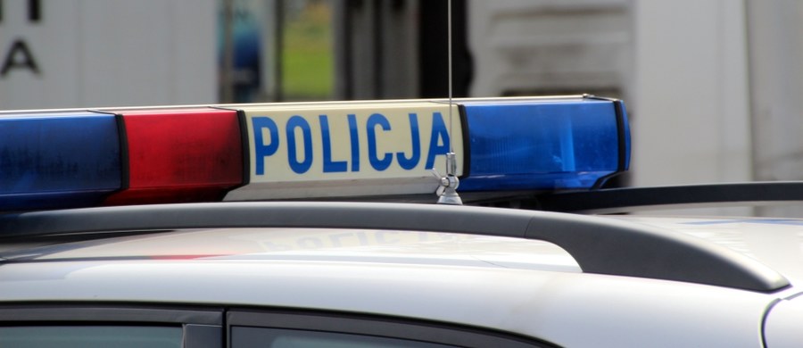​Policja pod nadzorem prokuratury wyjaśnia okoliczności śmierci 37-letniego mężczyzny, którego nieprzytomnego znaleziono w samochodzie zaparkowanym w pełnym słońcu w Pabianicach (Łódzkie). Prawdopodobną przyczyną zgonu mogło być przegrzanie organizmu.