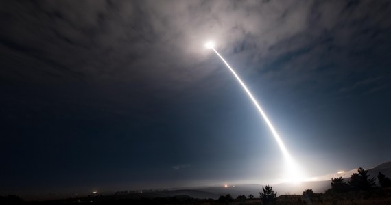 ​USA przeprowadziły próbę międzykontynentalnej rakiety balistycznej (ICBM). Pocisk został wystrzelony z bazy lotniczej na północny zachód od Los Angeles. Test zakończył się pomyślnie - poinformował rzecznik sił powietrznych.
