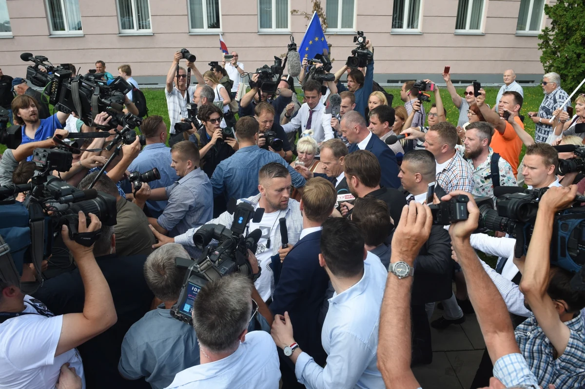 Przed godziną 10 przed Prokuraturą Krajową w Warszawie pojawił się były premier Donald Tusk. Zeznaje jako świadek w śledztwie dotyczącym m.in. nieprawidłowości przy sekcjach zwłok ofiar katastrofy smoleńskiej. Szef Rady Europejskiej miał być w tej sprawie przesłuchany 5 lipca, ale jak poinformował śledczych "z powodu obowiązków służbowych nie może się stawić" w Warszawie. Dziś witały go okrzyki: Donald Tusk! Był też transparent: Witamy prezydenta Europy. Pytany o dzisiejsze przesłuchanie, były szef rządu powiedział "muszę się z tym uporać. Ten ciężar muszę wziąć na siebie". Ale jak dodał: już po katastrofie smoleńskiej zeznawał w prokuraturze i powiedział wszystko, co miał w tej sprawie do powiedzenia. Razem z Donaldem Tuskiem do budynku prokuratury wszedł też jego mecenas Roman Giertych. Przed godziną 12 na trwającej kilka minut konferencji pojawił się jeden z prokuratorów PK, który poinformował, że trwa przesłuchanie byłego premiera i śledczy na razie nie ujawnią żadnych szczegółów. 