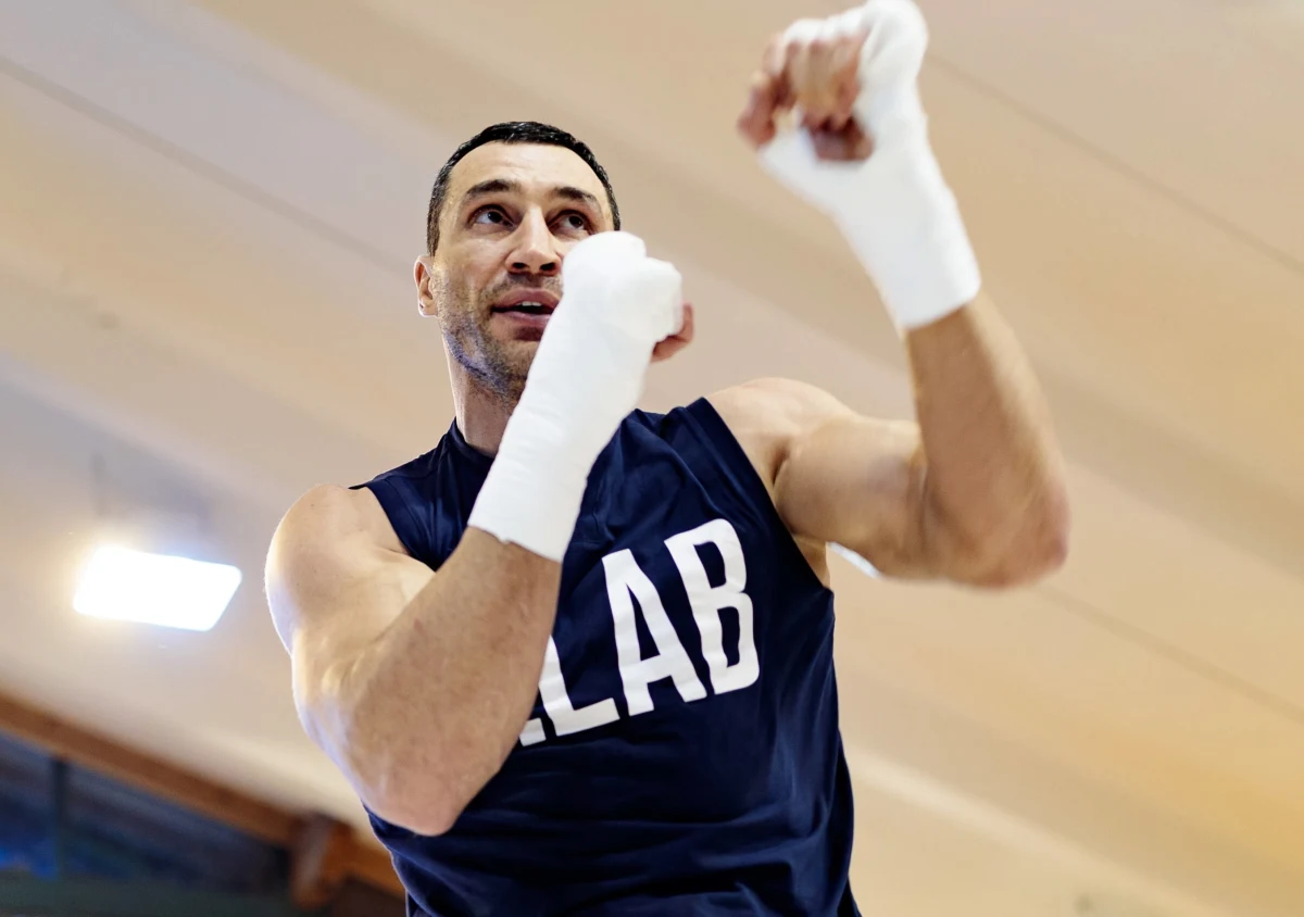 Władimir Kliczko przechodzi na bokserską emeryturę! 41-letni Ukrainiec opublikował nagranie wideo, w którym ogłasza zakończenie kariery w ringu. Oznacza to, że nie skrzyżuje rękawic w rewanżu z 27-letnim Brytyjczykiem Anthonym Joshuą, który w kwietniu pokonał go na Wembley przez techniczny nokaut.