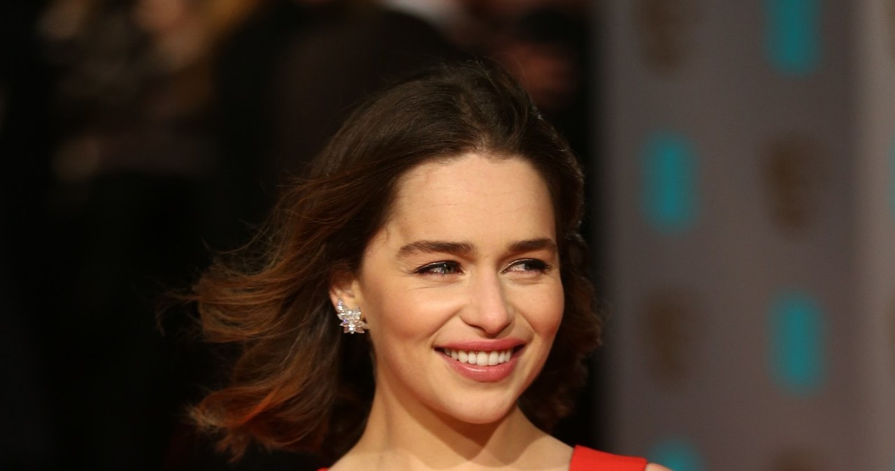 Z jednej strony nieustraszona blondwłosa matka smoków z "Gry o tron", z drugiej - śliczna aktorka o zniewalającym uśmiechu i charyzmie. Emilia Clarke to bez wątpienia telewizyjne objawienie ostatnich lat.