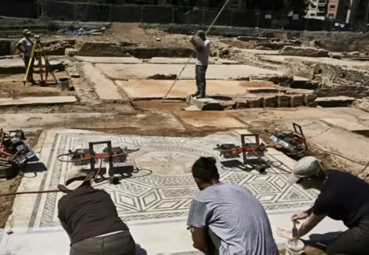 "Małe Pompeje" - tak specjaliści określają odkrycie archeologiczne koło francuskiego Lyonu, które nabiera coraz bardziej sensacyjnego charakteru. Przez przypadek - w czasie budowy osiedla - natrafiono tam na świetnie zachowane resztki przedmieścia starorzymskiego miasta. Zobaczcie!