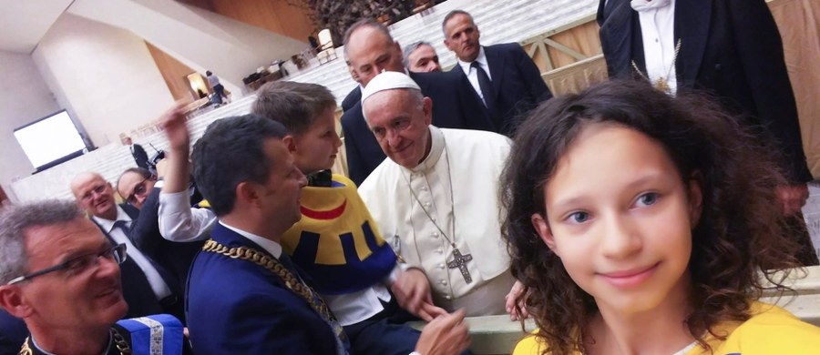 Papież Franciszek został uhonorowany Orderem Uśmiechu - odznaczeniem przyznawanym przez dzieci - poinformował rzecznik praw dziecka Marek Michalak, który jest Kanclerzem Międzynarodowej Kapituły Orderu Uśmiechu. Ceremonia wręczenia odznaczenia odbyła się w środę podczas audiencji generalnej w Watykanie. Order Uśmiechu do papieskiej sutanny przypiął 9-letni Miłosz. Potem 14-letnia Julia przekazała Franciszkowi listy od polskich dzieci. "Bardzo lubię listy od dzieci" - odpowiedział jej papież.