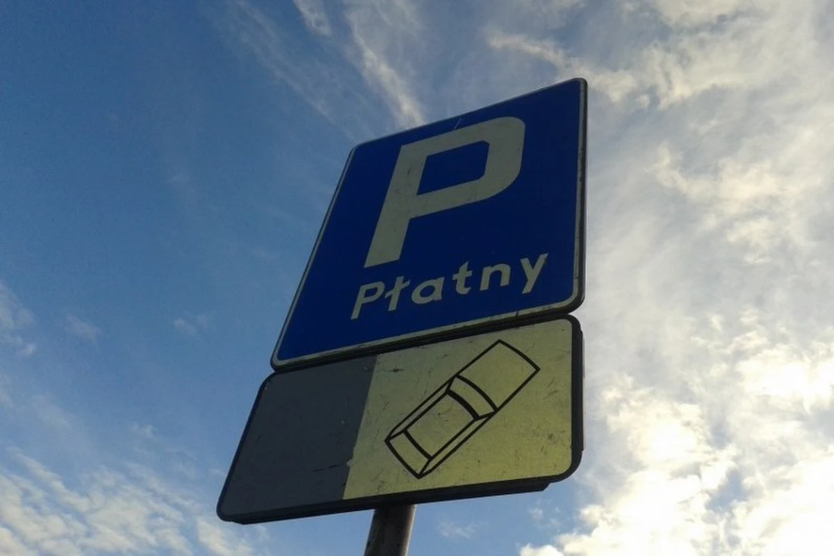 ​Sopot będzie walczył z tymi, którzy źle parkują swoje samochody. Już w ten weekend nieprawidłowo pozostawione auta będą odholowywane. Miasto chce, by turyści zostawiali je na darmowym parkingu przed halą na granicy Gdańska i Sopotu.