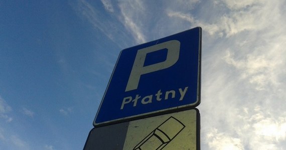 ​Sopot będzie walczył z tymi, którzy źle parkują swoje samochody. Już w ten weekend nieprawidłowo pozostawione auta będą odholowywane. Miasto chce, by turyści zostawiali je na darmowym parkingu przed halą na granicy Gdańska i Sopotu.