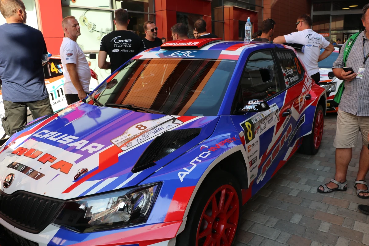 Urodzony w Rzeszowie Grzegorz Grzyb to jeden z najlepszych polskich rajdowców. Odnosił wiele sukcesów na słowackich i polskich trasach. W tym sezonie rywalizuje w cyklu mistrzostw Europy, a kolejne punkty chce zdobyć na 26. Rajdzie Rzeszowskim.