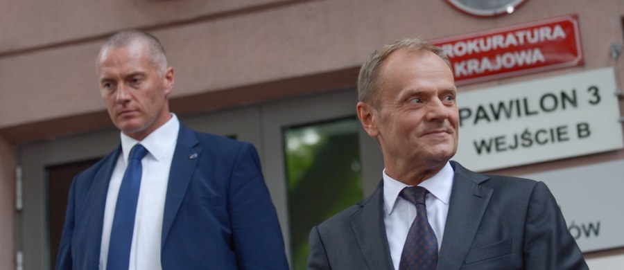 Donald Tusk został przesłuchany w Prokuraturze Krajowej w Warszawie w śledztwie dotyczącym m.in. nieprawidłowości przy sekcjach zwłok ofiar katastrofy smoleńskiej. Były premier gmach prokuratury opuścił po godzinie 18. "Dziękuję za wsparcie, to nie są łatwe chwile. Prezes Kaczyński powiedział, że mam się czego bać. Chcę powiedzieć jedno, nie mam czego się bać i pan prezes Kaczyński mnie nie przestraszy" – powiedział podczas konferencji prasowej. "Cały kontekst w tej sprawie ma charakter polityczny, nie mam co do tego wątpliwości" - dodał. W jego ocenie, w intencji obecnie rządzących wymiar sprawiedliwości ma służyć przeciwko ich konkurentom, w tym przeciwko niemu. Tusk powtórzył też, że nikt nie wydawał zakazu otwierania trumien. W jaki sposób postępuje się w takich sytuacjach, precyzyjnie opisują procedury.
