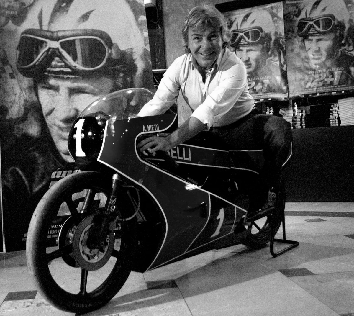 Zmarł trzynastokrotny motocyklowy mistrz świata Angel Nieto. W ubiegłym tygodniu 70-letni Hiszpan doznał poważnych obrażeń głowy w wypadku na quadzie na Ibizie. Kilka godzin wcześniej lekarze ze szpitala na Ibizie informowali, że jego stan jest bardzo poważny.