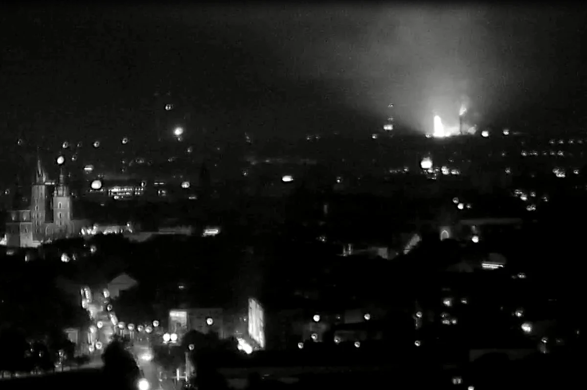 ​Ogromne płomienie, błyski, ciemnobrązowy dym, nieprzyjemny zapach i hałas nad krakowskim kombinatem - tak mieszkańcy Krakowa opisują to, co wydarzyło się w nocy ze środy na czwartek. WIOŚ odpowiada: Zagrożenia dla życia lub zdrowia mieszkańców nie ma.