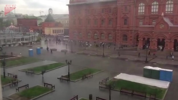 W pierwszym tygodniu czerwca Moskwa zmagała się z silnym wiatrem, który siał spustoszenie w mieście. Po Placu Czerwonym latały... publiczne toalety.