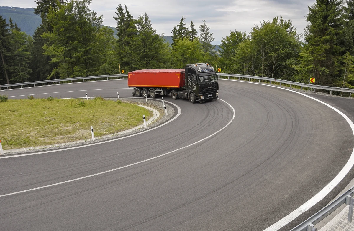 Gubernator Flandrii Wschodniej Jan Briers domaga się od belgijskiego rządu lepszej ochrony parkingów. Wcześniej, afrykańscy imigranci pobili trzech kierowców ciężarówek: Polaka, Francuza oraz Włocha. Do napadów doszło w pobliżu Gandawy w Belgii.