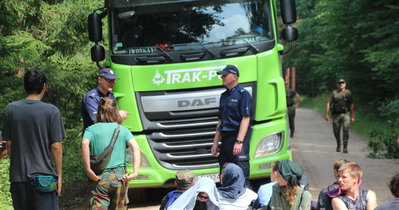 W piątek przed godziną 15 zakończyła się trwająca kilka godzin blokada drogi między Starą Białowieżą a Narewką w Puszczy Białowieskiej. Poruszają się tamtędy ciężarówki z drewnem wywożonym z puszczy. Drogę zablokowali ekolodzy. O północy mija termin na odpowiedź, jaką resort środowiska, musi przesłać do Trybunału Sprawiedliwości Unii Europejskiej ws. wycinki. W ubiegłym tygodniu Trybunał zdecydował o zastosowaniu środka tymczasowego w postaci wstrzymania wycinki do czasu wyroku Trybunału UE.