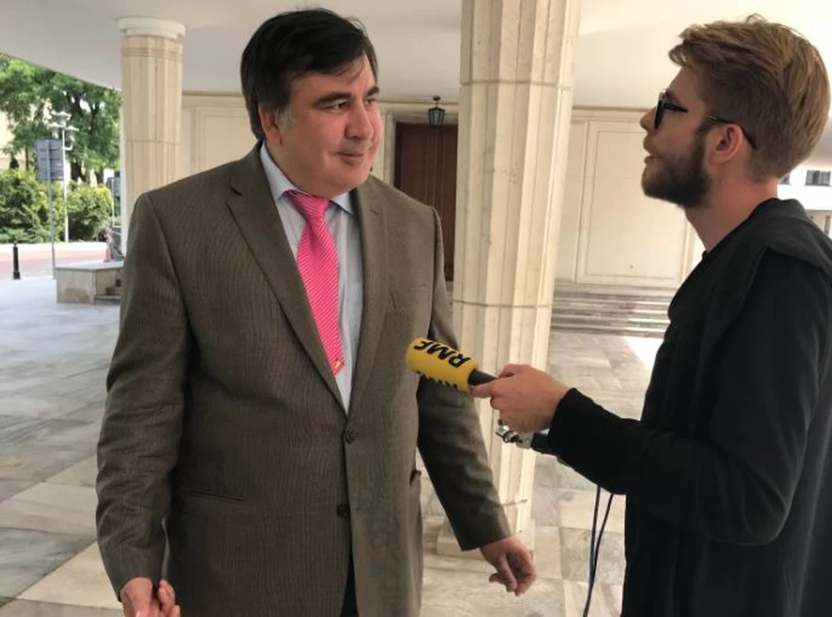 "O tym, że prezydent Ukrainy pozbawił mnie obywatelstwa, dowiedziałem się w Stanach Zjednoczonych. Wtedy zdecydowałem, że natychmiast wylecę do Warszawy" -  mówi w ekskluzywnym wywiadzie dla RMF FM były prezydent Gruzji Micheil Saakaszwili. Ponad dwa tygodnie temu Petro Poroszenko pozbawił paszportu byłego gubernatora regionu odeskiego i lidera ukraińskiej partii Ruch Nowych Sił. Tłumaczył wówczas, że ubiegając się o obywatelstwo podał nieprawdziwe informacje. Saakaszwili podczas ostatniej wizyty w Warszawie rozmawiał z politykami PiS m.in. o "możliwości współpracy jego partii z Prawem i Sprawiedliwością". 