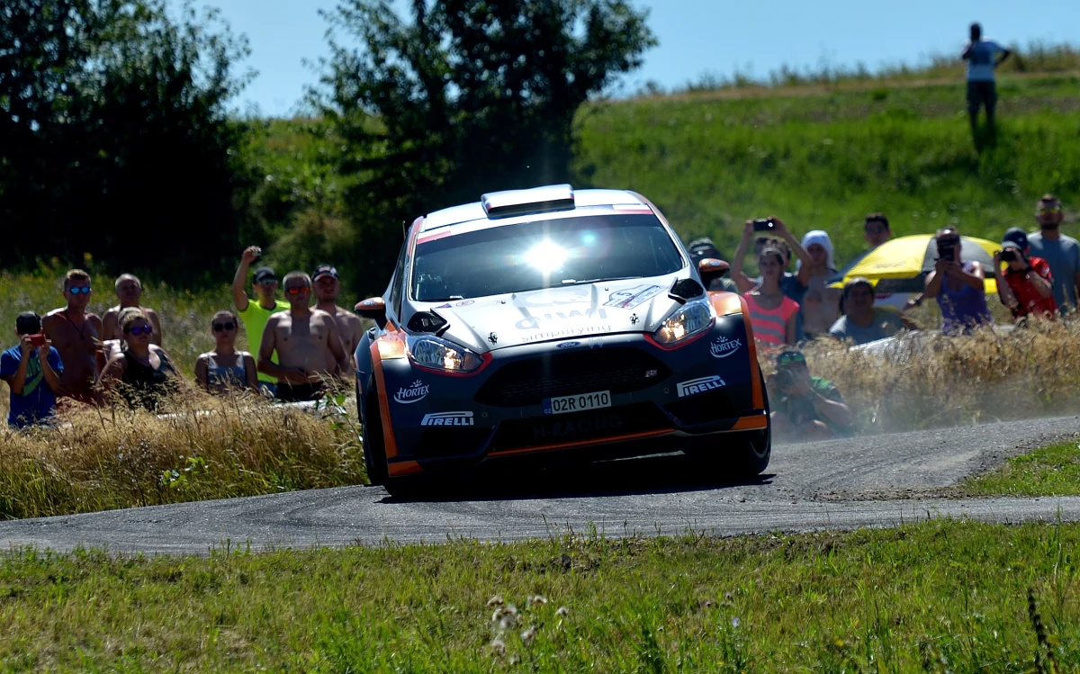 Po pięciu odcinkach specjalnych 26. Rajdu Rzeszowskiego liderem klasyfikacji generalnej został Francuz Bryan Bouffier - rajdowy Mistrz Francji i trzykrotny rajdowy Mistrz Polski. Po trzech przejazdach na czele był Norweg Mads Østberg, ale na czwartym OS-ie miał kłopoty. Przez 20 km jechał bez wspomagania. Poniósł stratę i spadł aż na 5 miejsce. To pokazuje, jak kosztowna bywa awaria w samochodzie. Po pięciu odcinkach specjalnych na drugim miejscu w klasyfikacji generalnej uplasował się Kajetan Kajetanowicz, na trzecim - Nikolay Gryazin. Kolejny z Polaków - Grzegorz Grzyb - zajął 7. miejsce. 