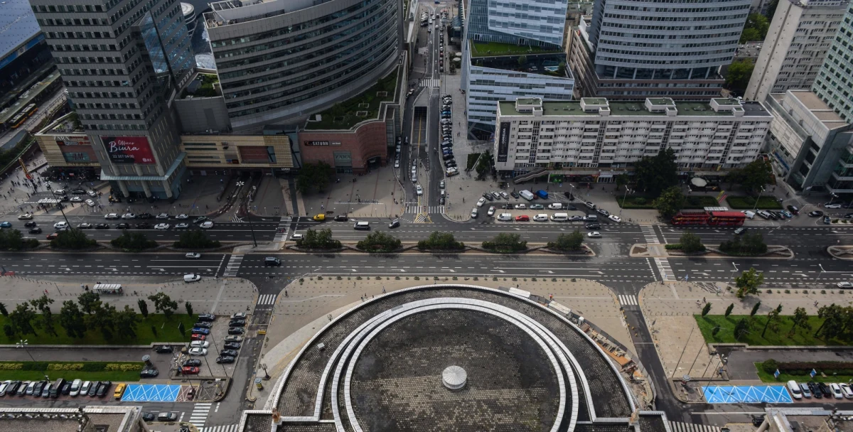 Komisja weryfikacyjna ds. warszawskiej reprywatyzacji uchyliła na niejawnym posiedzeniu decyzję ws. działki przy dawnej ul. Siennej 29, wydaną z upoważnienia prezydent Warszawy, i odmówiła przyznania Maciejowi M. prawa użytkowania wieczystego działki. Władze Warszawy przyznały mu działkę w 2012 roku, M. planował wybudowanie na niej 60-piętrowego wieżowca. Komisja, której przewodniczy wiceminister sprawiedliwości Patryk Jaki, uznała, że wydając decyzję ws. Siennej 29, rażąco naruszono prawo m.in. co do zasady obiektywizmu i bezstronności. Swojemu postanowieniu komisja nadała klauzulę natychmiastowej wykonalności. Strona postępowania może odwołać się od niego do wojewódzkiego sądu administracyjnego.