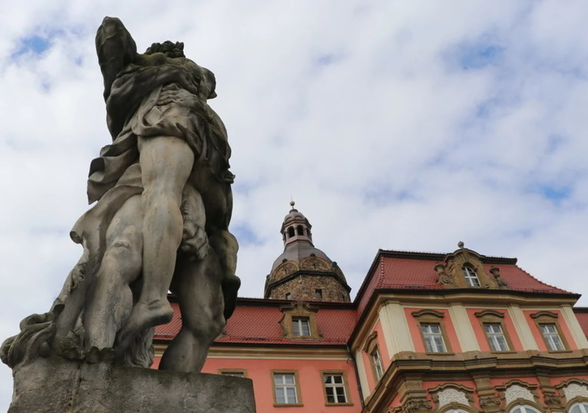 Dolnośląski Festiwal Tajemnic na zamku Książ w Wałbrzychu z roku na rok cieszy się coraz większym zainteresowaniem. To największe w Polsce spotkanie poszukiwaczy skarbów, miłośników historii i badaczy jej tajemnic. Do niedzieli na RMF24.pl można było zdobyć zaproszenia na ten wyjątkowy festiwal.