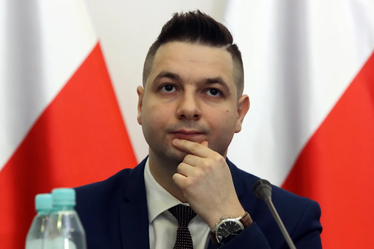 "Kuriozalną" nazwał przewodniczący komisji weryfikacyjnej Patryk Jaki wypowiedź Hanna Gronkiewicz - Waltz dotyczącą grzywien, którą na nią nałożono. Według niego prezydent Warszawy potwierdziła, że" zapłacą je mieszkańcy Warszawy", nie ona.
