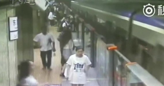 Mężczyzna utknął między platformą peronu a nadjeżdżającym pociągiem. Do zdarzenia doszło w Pekinie w momencie, gdy przeskoczył nad ochronnymi drzwiami na peronie wprost pod nadjeżdżający pociąg. Zdarzenie zarejestrowały kamery.
