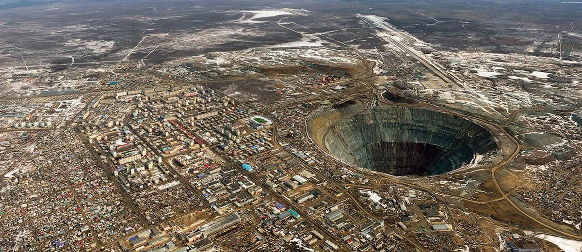 Dziewięciu górników poszukują ratownicy w kopalni diamentów w miejscowości Mirnyj w Jakucji w azjatyckiej części Rosji, gdzie w piątek rano doszło do podtopienia. W chwili katastrofy pod ziemią było 142 górników, 133 z nich wydobyto na powierzchnię.
