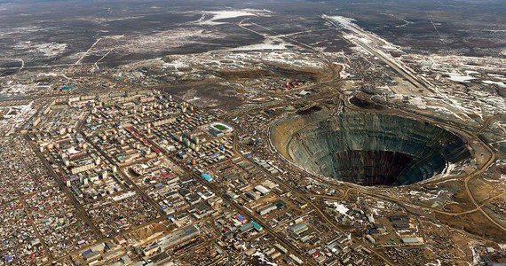 Dziewięciu górników poszukują ratownicy w kopalni diamentów w miejscowości Mirnyj w Jakucji w azjatyckiej części Rosji, gdzie w piątek rano doszło do podtopienia. W chwili katastrofy pod ziemią było 142 górników, 133 z nich wydobyto na powierzchnię.
