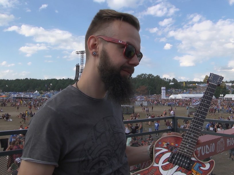 To już kilkuletnia tradycja - na Przystanku Woodstock prezentowana jest specjalna gitara malowana aerografem przez Szymona Chwalisza.