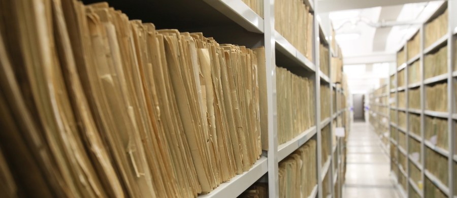 ​Raporty Wojciecha Jaruzelskiego z lat 1946-1947, czyli z okresu zbrojnego utrwalania władzy komunistycznej w Polsce, odnaleziono w archiwach Wojskowego Biura Historycznego. O odkryciu "dziesiątków raportów" poinformował w piątek szef WBH Sławomir Cenckiewicz.