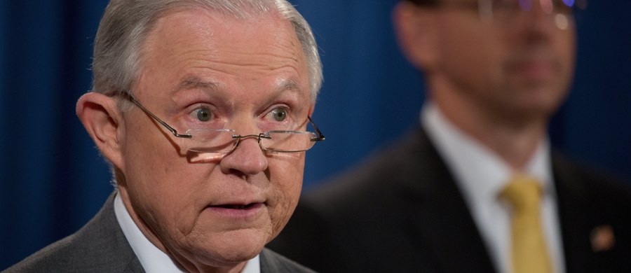 Prokurator generalny i minister sprawiedliwości USA Jeff Sessions poinformował, że resort sprawiedliwości będzie ścigał wszystkich, którzy łamią prawo i ujawniają tajne informacje. Liczba śledztw ws. przecieków potroiła się od stycznia.