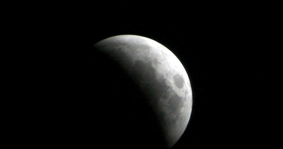 Poniedziałkowy wieczór będzie okazją do zobaczenia częściowego zaćmienia Księżyca. Faza maksymalna tego zjawiska nastąpi o godz. 20:22. Tarcza będzie wyglądała jak "nadgryziona" od dołu. Będzie to ostatnie zaćmienie Księżyca widoczne w tym roku.