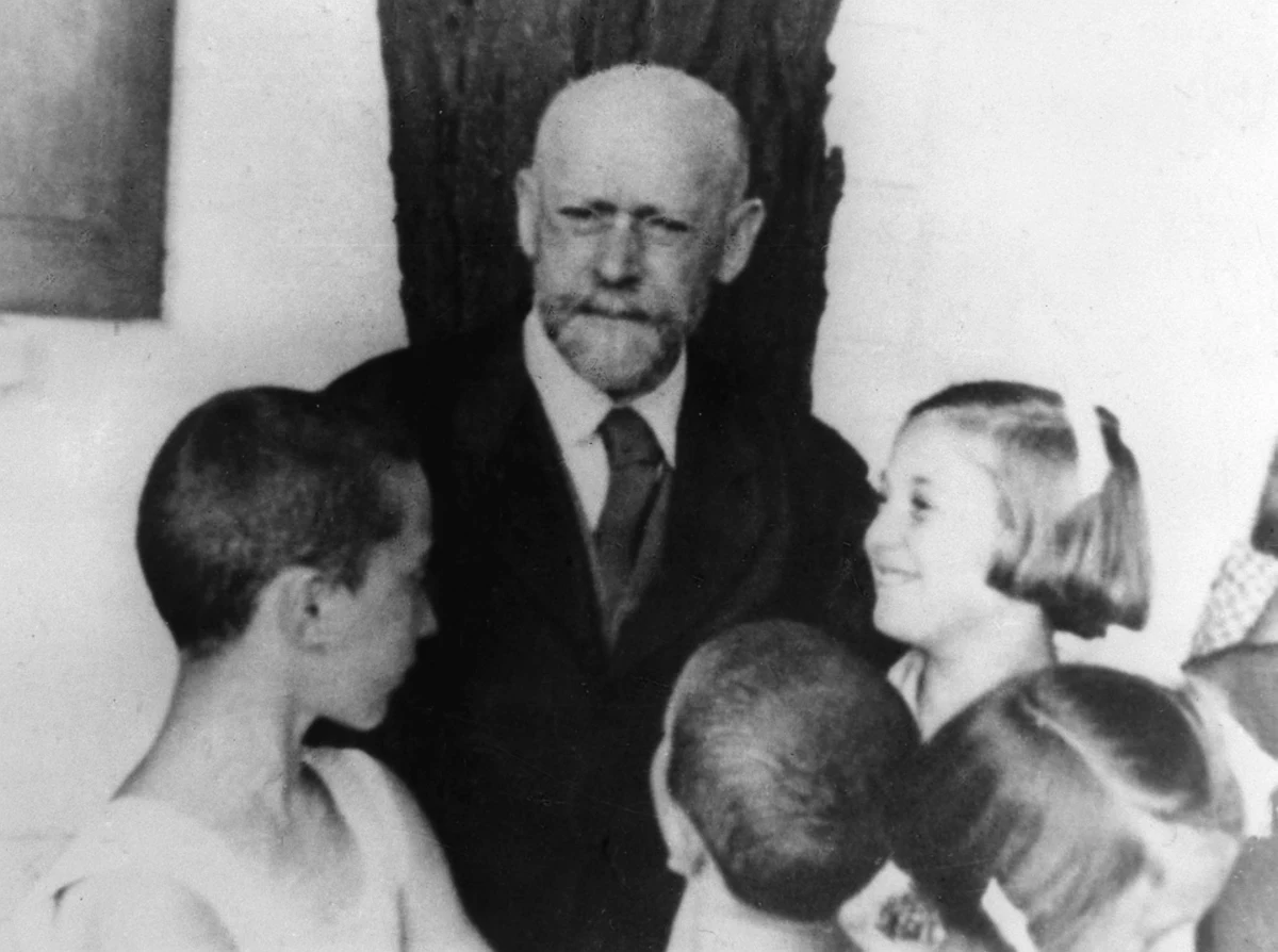 75 lat temu (5 lub 6 sierpnia 1942 roku) Janusz Korczak, jego współpracowniczka Stefania Wilczyńska oraz 192 wychowanków Domu Sierot zostali wywiezieni do obozu zagłady w Treblince. Naoczny świadek tych wydarzeń Nachum Remba pisał: "Na czele pochodu szedł Korczak. Nie! Tego obrazu nigdy nie zapomnę. To nie był marsz do wagonów, to był zorganizowany, niemy protest przeciwko bandytyzmowi! (...) Były to pierwsze żydowskie szeregi, które szły na śmierć z godnością, ciskając barbarzyńcom spojrzenia pełne pogardy. (...) Gdy Niemcy zobaczyli Korczaka, pytali: Kim jest ten człowiek?". W ślad za nimi poszły dzieci z innych sierocińców i domów opieki, razem z opiekunami i wychowawcami. 