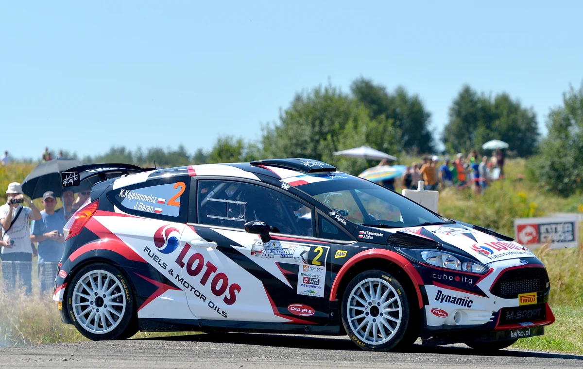 Sobota jest drugim dniem Rajdu Rzeszowskiego. Francuz Brian Bouffier wygrał dwa odcinki specjalne i powiększył przewagę nad rywalami w klasyfikacji generalnej. Przewaga nad Kajetanem Kajetanowiczem wzrosła do pół minuty. Poza rywalizacją już Norweg Mads Ostberg. 