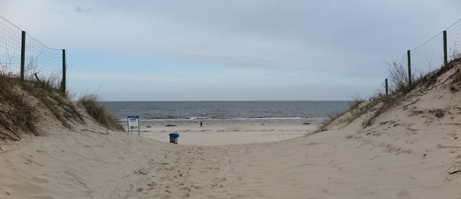 ​Tragedia na plaży w Łazach koło Mielna w województwie zachodnio-pomorskim. W morzu utonął 43-letni mężczyzna, który do Bałtyku wszedł razem z dzieckiem. 