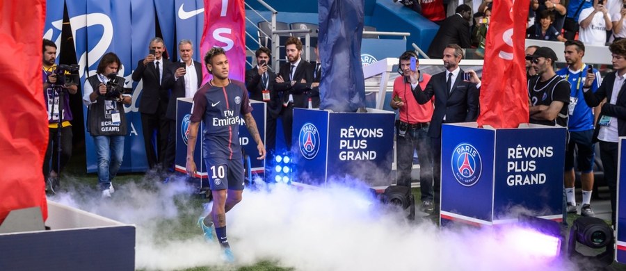 ​Pełne trybuny powitały Neymara na stadionie Parc des Princes przed meczem piłkarzy Paris Saint-Germain z Amiens SC. Brazylijczyk, który przeszedł z FC Barcelona za rekordową kwotę 222 mln euro, jeszcze nie zagrał. "Paryż jest magiczny" - zwrócił się do fanów.
