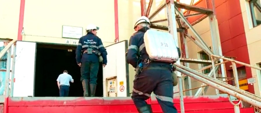 ​Jeden z dziewięciu górników, poszukiwanych po zalaniu kopalni diamentów w miejscowości Mirnyj w Jakucji w azjatyckiej części Rosji, został wydobyty na powierzchnię i umieszczony w szpitalu - poinformowało rosyjskie ministerstwo ds. nadzwyczajnych.