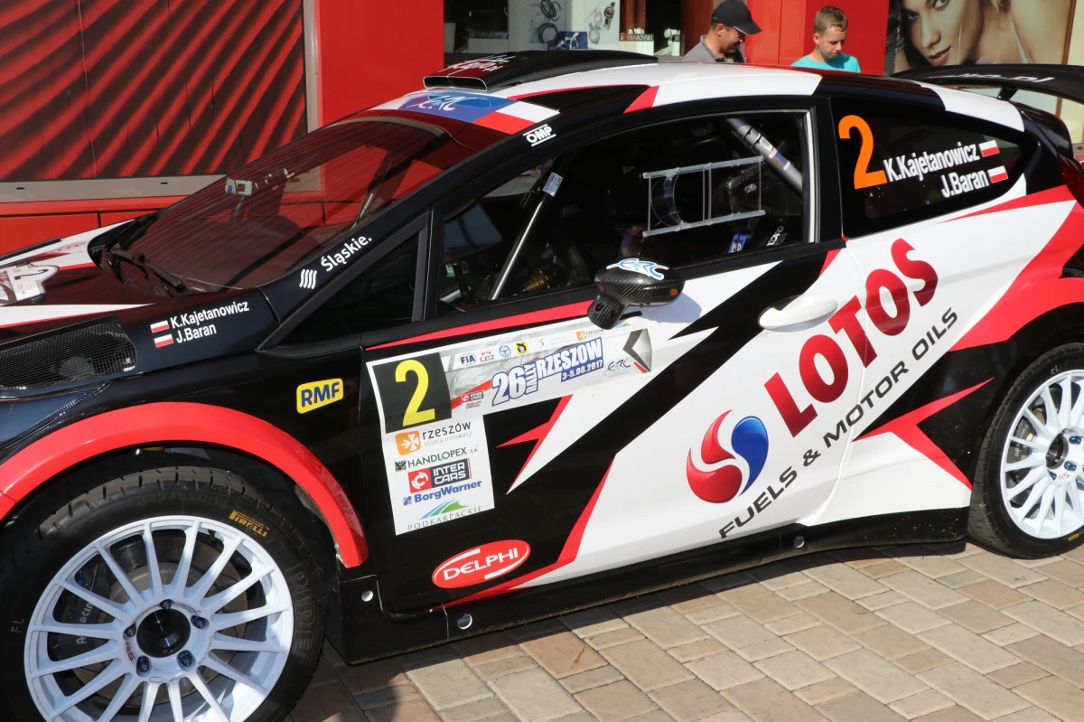 ​Na fali wspaniałego, polskiego dopingu Kajetan Kajetanowicz i Jarosław Baran wywalczyli drugie miejsce w niezwykle trudnym Rajdzie Rzeszowskim. Piąta runda Rajdowych Mistrzostw Europy przyniosła mnóstwo niespodziewanych zwrotów akcji, a jej wymagające trasy dla wielu zawodników okazały się zbyt trudne. Nadrzędnym celem załogi LOTOS Rally Team była wygrana w pojedynku z aktualnym liderem cyklu, Bruno Magalhãesem. Udało się to osiągnąć w pięknym stylu, pokonując Portugalczyka o ponad trzy minuty. Kajto i Jarek objęli prowadzenie w mistrzostwach i znacznie zwiększyli swoje szanse na trzeci z rzędu tytuł mistrzowski.