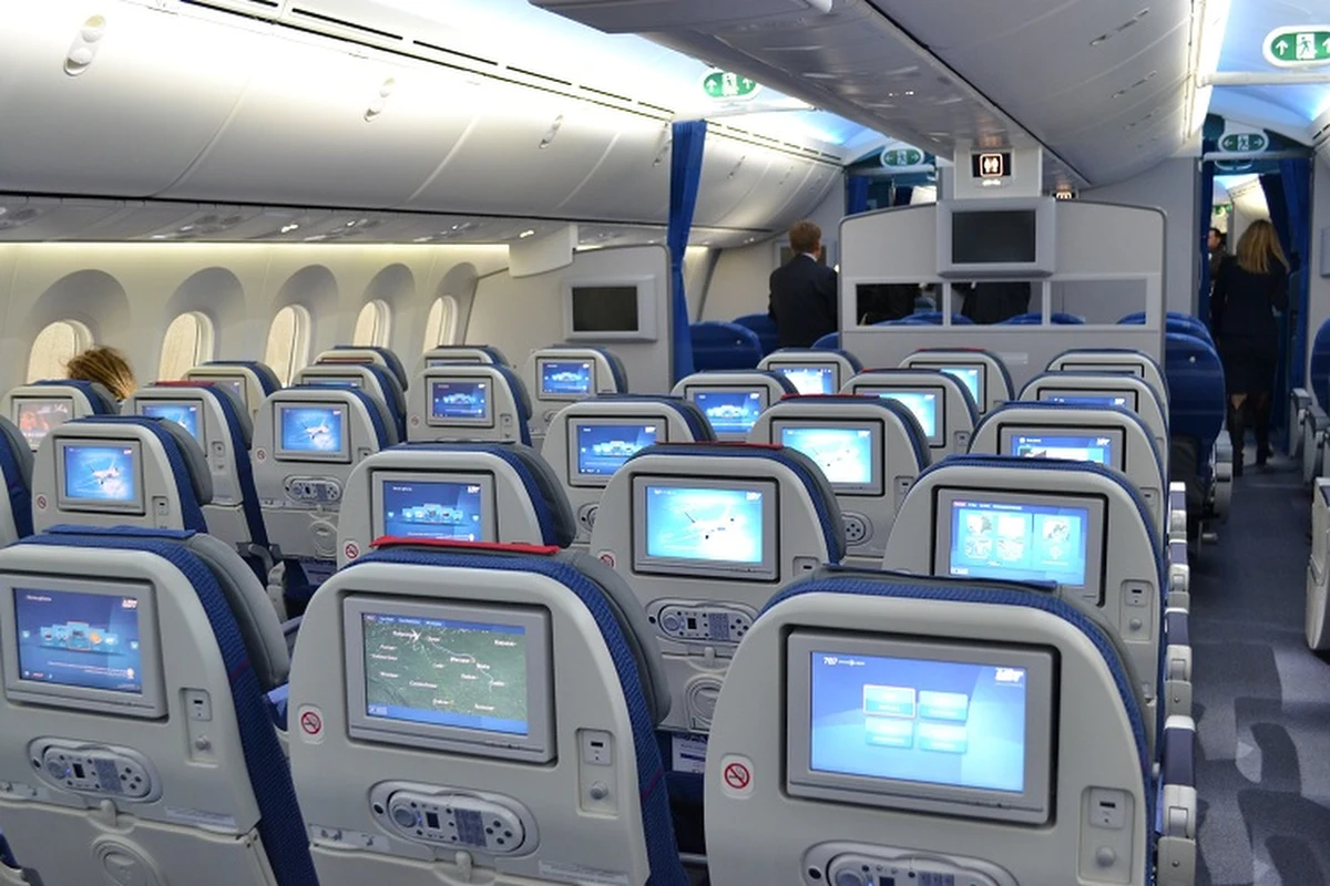 Ponad 200 Polaków utknęło w kanadyjskim Toronto po tym, jak Boeing 787 Dreamliner Polskich Linii Lotniczych LOT, którym mieli lecieć, został uszkodzony na płycie lotniska Pearson przez kołującą maszynę kanadyjskich linii. Naderwana została część skrzydła boeinga, tzw. winglet. Sygnał w tej sprawie dostaliśmy od Słuchacza na Gorącą Linię RMF FM.