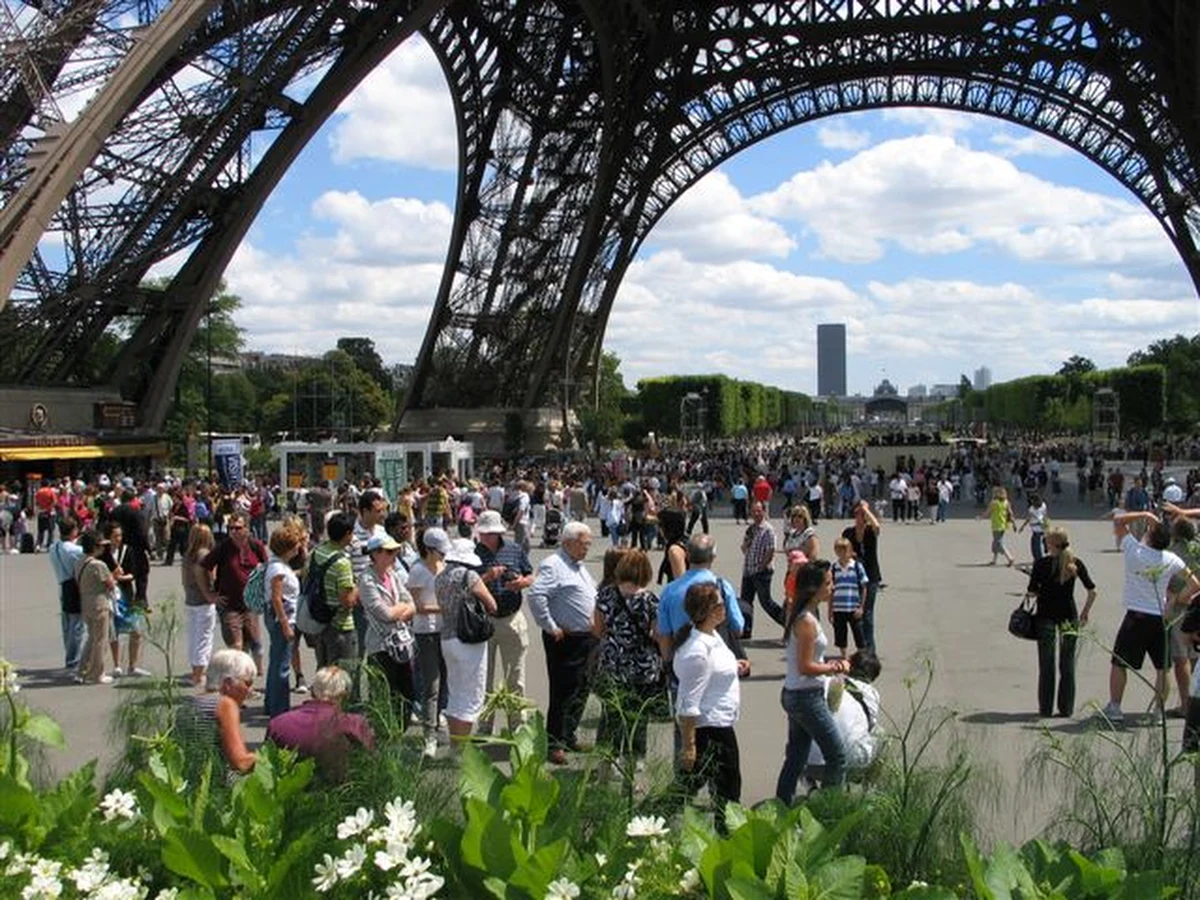 ​Młody mężczyzna z nożem zatrzymany w nocy pod Wieżą Eiffla twierdzi, że "chciał dokonać zamachu na wojskowego" i "działał w powiązaniu z ugrupowaniem dżihadystycznym". Był leczony psychiatrycznie - podało źródło bliskie dochodzeniu.