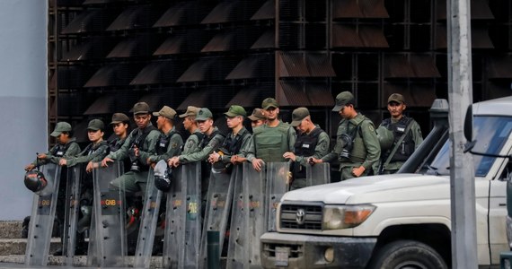 ​Kilkunastu uzbrojonych mężczyzn w mundurach wtargnęło w niedzielę do bazy wojskowej w mieście Valencia w północnej Wenezueli i ogłosiło "powstanie w ramach działań cywilno-wojskowych w obronie ładu konstytucyjnego". Rząd oznajmił, że "atak udaremniono". Wojsko podało, że aresztowano siedem osób.
