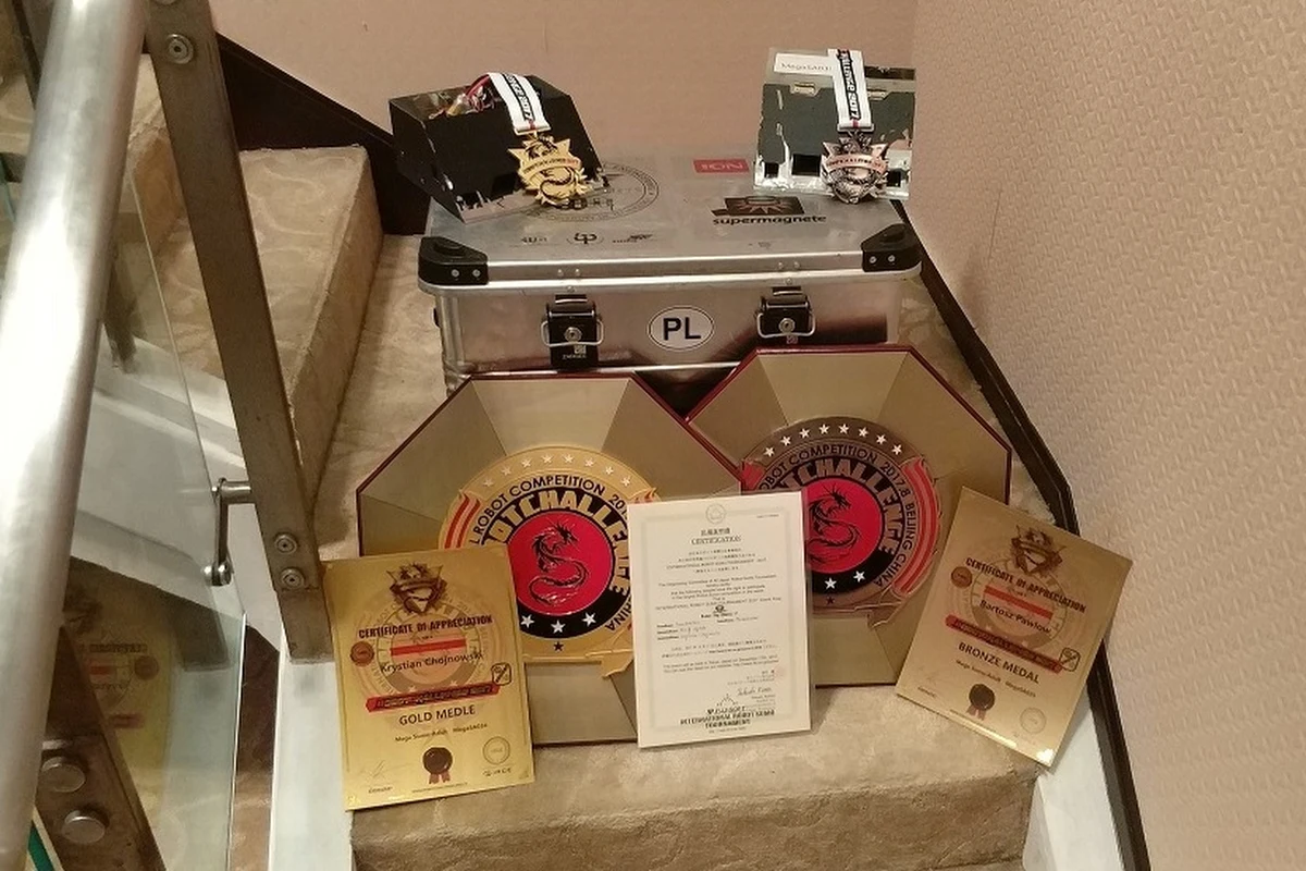 Studenci z Politechniki Białostockiej zajęli dwa miejsca na podium w prestiżowych zawodach RobotChallenge 2017 w Chinach. Polska drużyna SumoMasters wystawiła dwa roboty: Speedster oraz Masakrator. Ten drugi pokonał w finale maszynę z Japonii.