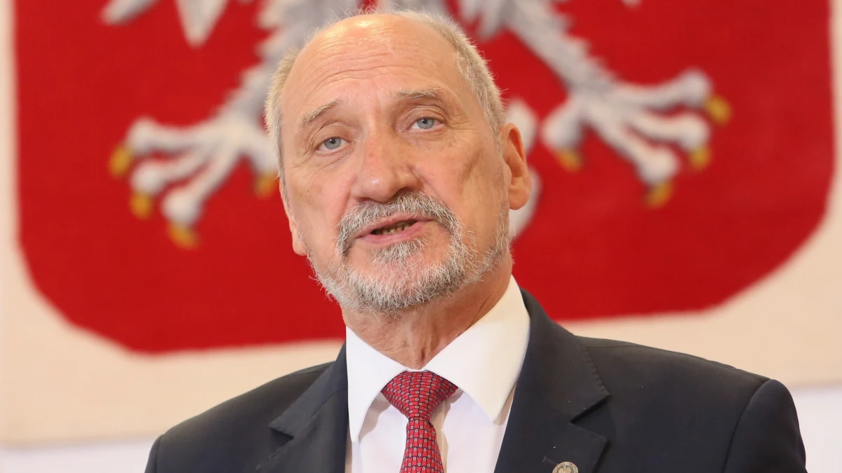 "Sprawa dotyczy czynienia przygotowań w celu usunięcia przemocą poprzez fizyczną likwidację osoby pełniącej funkcję Ministra Obrony Narodowej - konstytucyjnego organu Rzeczpospolitej Polskiej" - tak Prokuratura Krajowa odpisała nam na pytania dotyczące śledztwa, które ujawniają dzisiaj wspólnie dziennikarze RMF FM i "Gazety Wyborczej". Mimo wagi zarzutu - minimalne zagrożenie karą to 3 lata więzienia - nasze ustalenia nie potwierdzają jego… powagi.