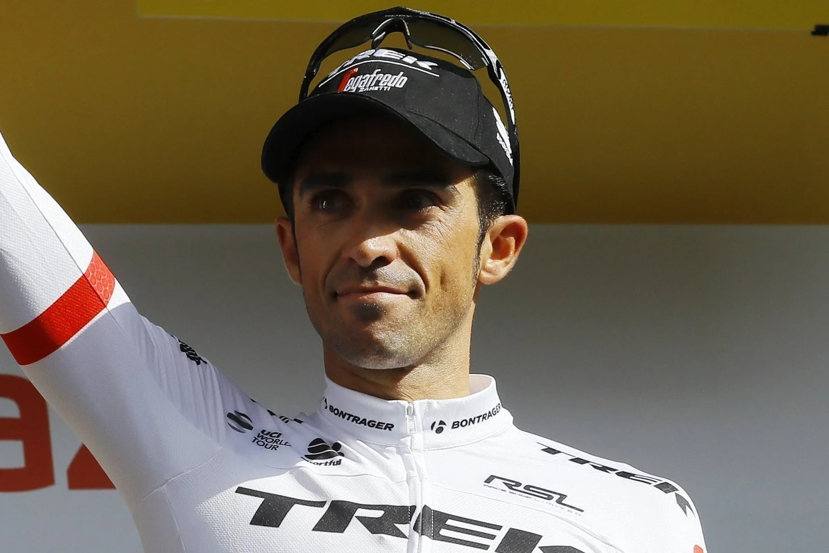 ​Znakomity kolarz zawodowy Alberto Contador zapowiedział na Instagramie, że po tegorocznym wyścigu Vuelta a Espana zakończy karierę. "Po 14 latach wycofuję się z zawodowego kolarstwa. Decyzję podjąłem z radością, bez smutku. Najlepszym momentem aby to uczynić będzie wyścig w moim rodzinnym kraju" - napisał 34-letni Hiszpan. 