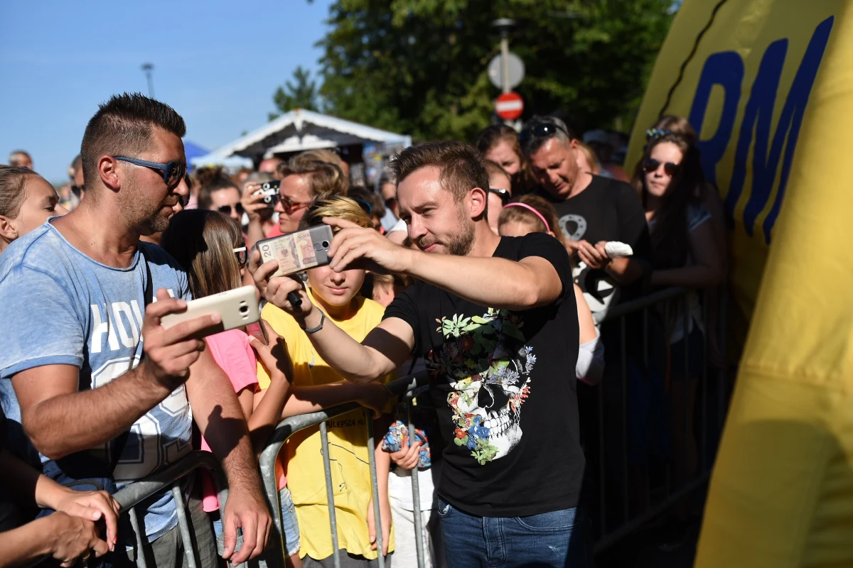 Słoneczny Patrol RMF FM gościł w poniedziałek w Ustce. Rozdawaliśmy tam pyszne lody. Zorganizowaliśmy też tam wielkie karaoke z zespołem Enej.