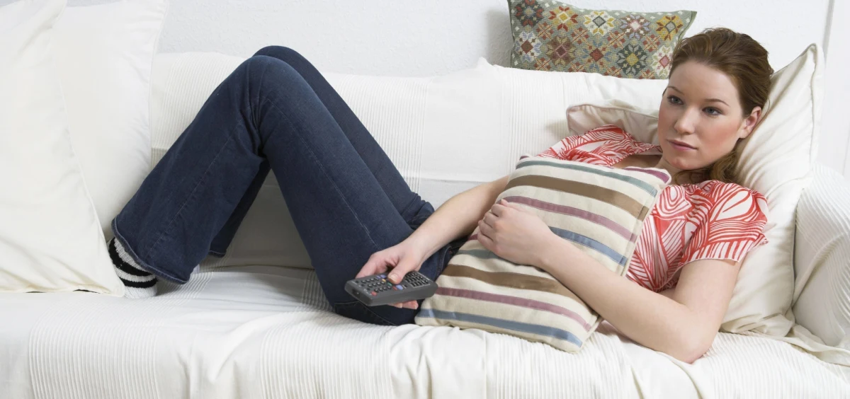 Plaga samotności może być dla zdrowia publicznego większym problemem niż epidemia otyłości - alarmują naukowcy mormońskiego Brigham Young University. Wyniki ich przeglądowych badań pokazały, że samotność, mieszkanie osobno i brak bliskich związków społecznych znacząco zwiększają ryzyko przedwczesnej śmierci i to na poziomie przekraczającym nawet dobrze poznane i uznane czynniki ryzyka, jak choćby otyłość. Wnioski zaprezentowano podczas 125 Dorocznej Konwencji American Psychological Association w Waszyngtonie.