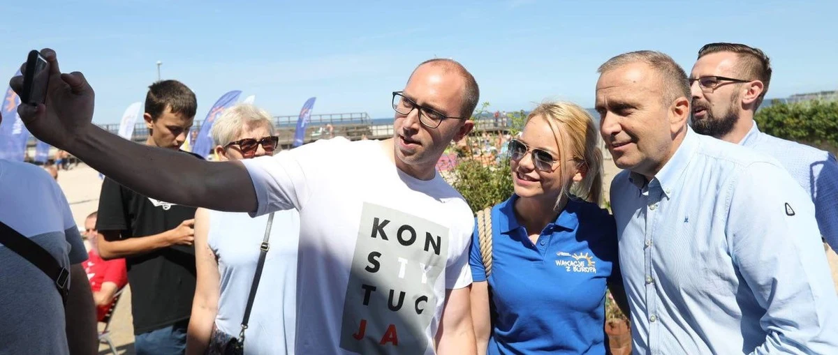 Rząd Prawa i Sprawiedliwości wyprowadza nas z Unii Europejskiej; polityka PiS jest antyeuropejska – ocenił lider Platformy Obywatelskiej Grzegorz Schetyna. Jako przykład takich działań podał niszczenie Puszczy Białowieskiej.