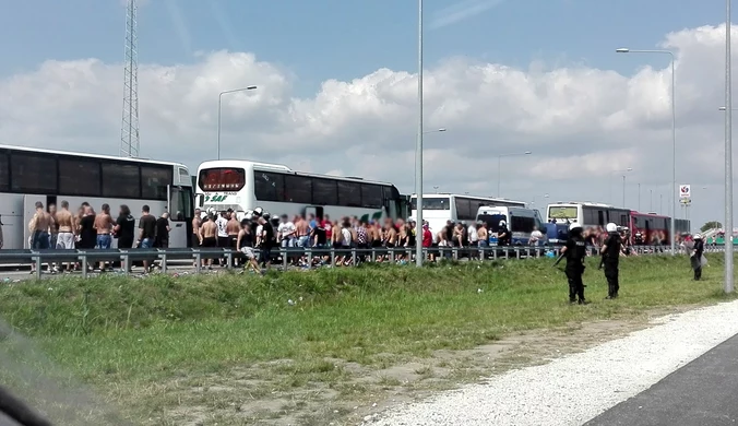 Sobotnie starcia pseudokibiców na A1: Prokuratura ustala tożsamość uczestników